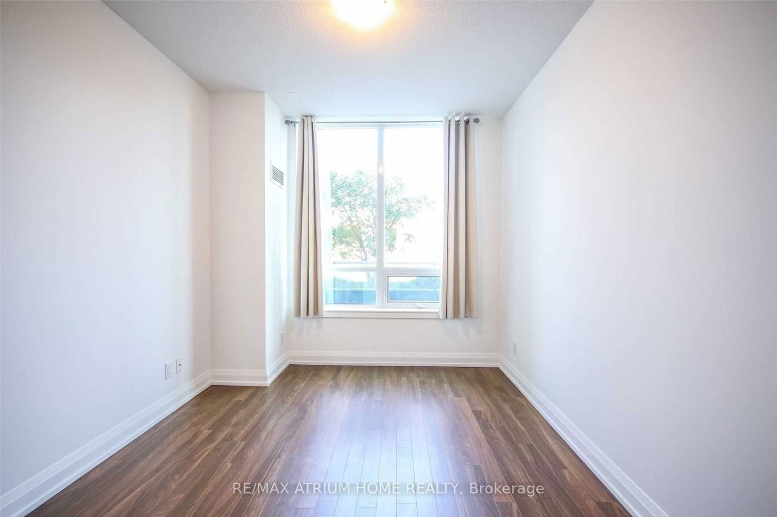 7167 Yonge St, unit 302 for rent