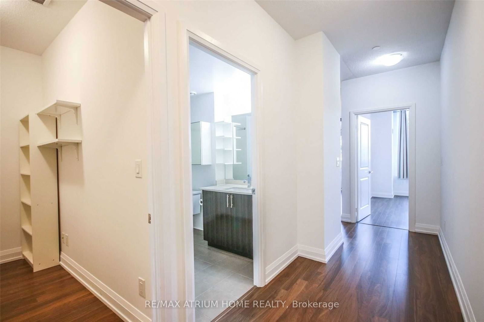 7167 Yonge St, unit 302 for rent