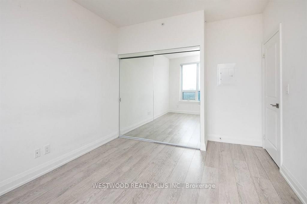 7161 Yonge St, unit Lph3-15 for rent