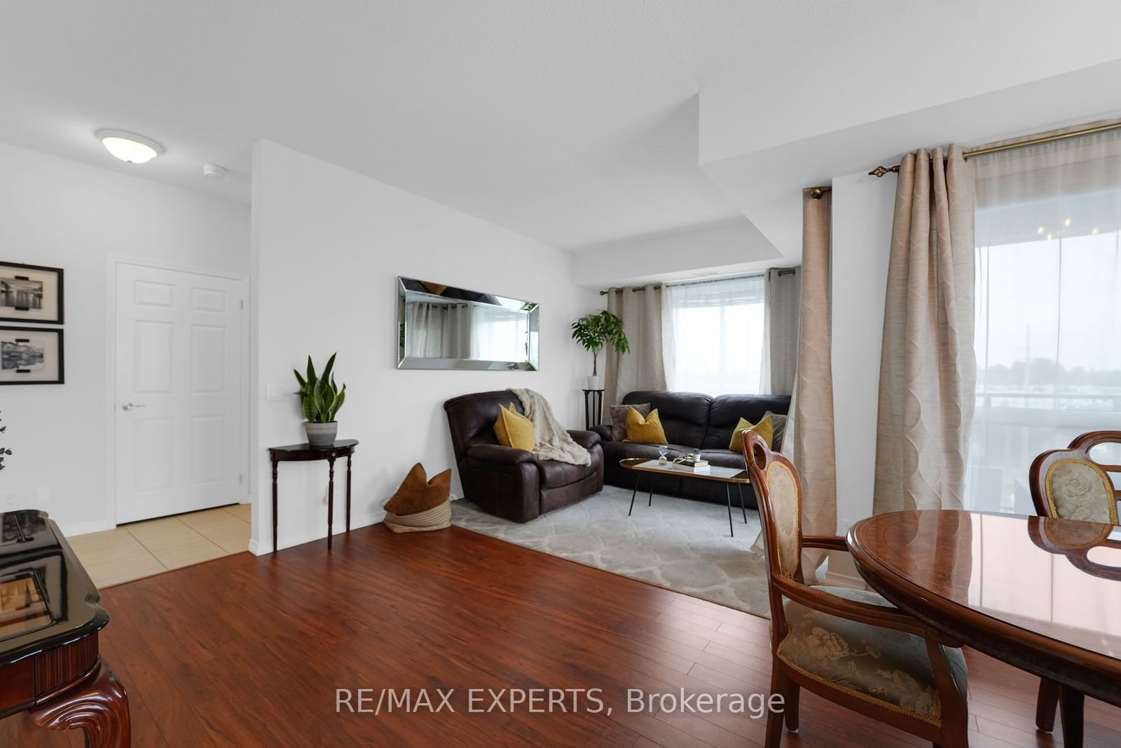 1 Maison Parc Crt, unit 402 for sale