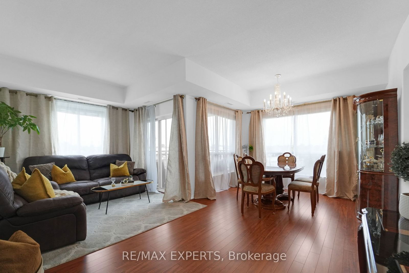 1 Maison Parc Crt, unit 402 for sale