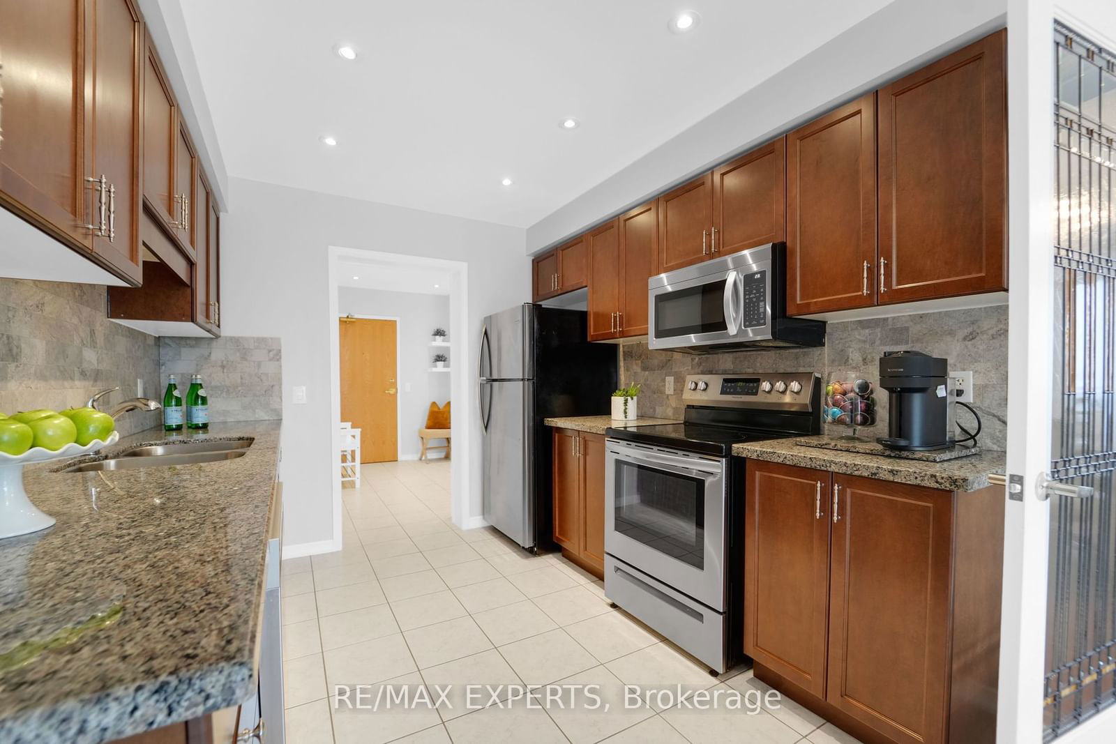 1 Maison Parc Crt, unit 402 for sale