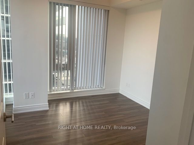 9618 Yonge St, unit 810 for rent