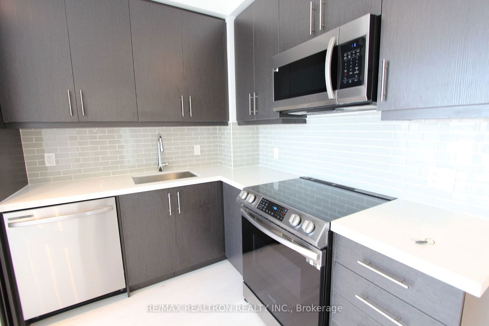 95 Oneida Cres, unit 801 for rent