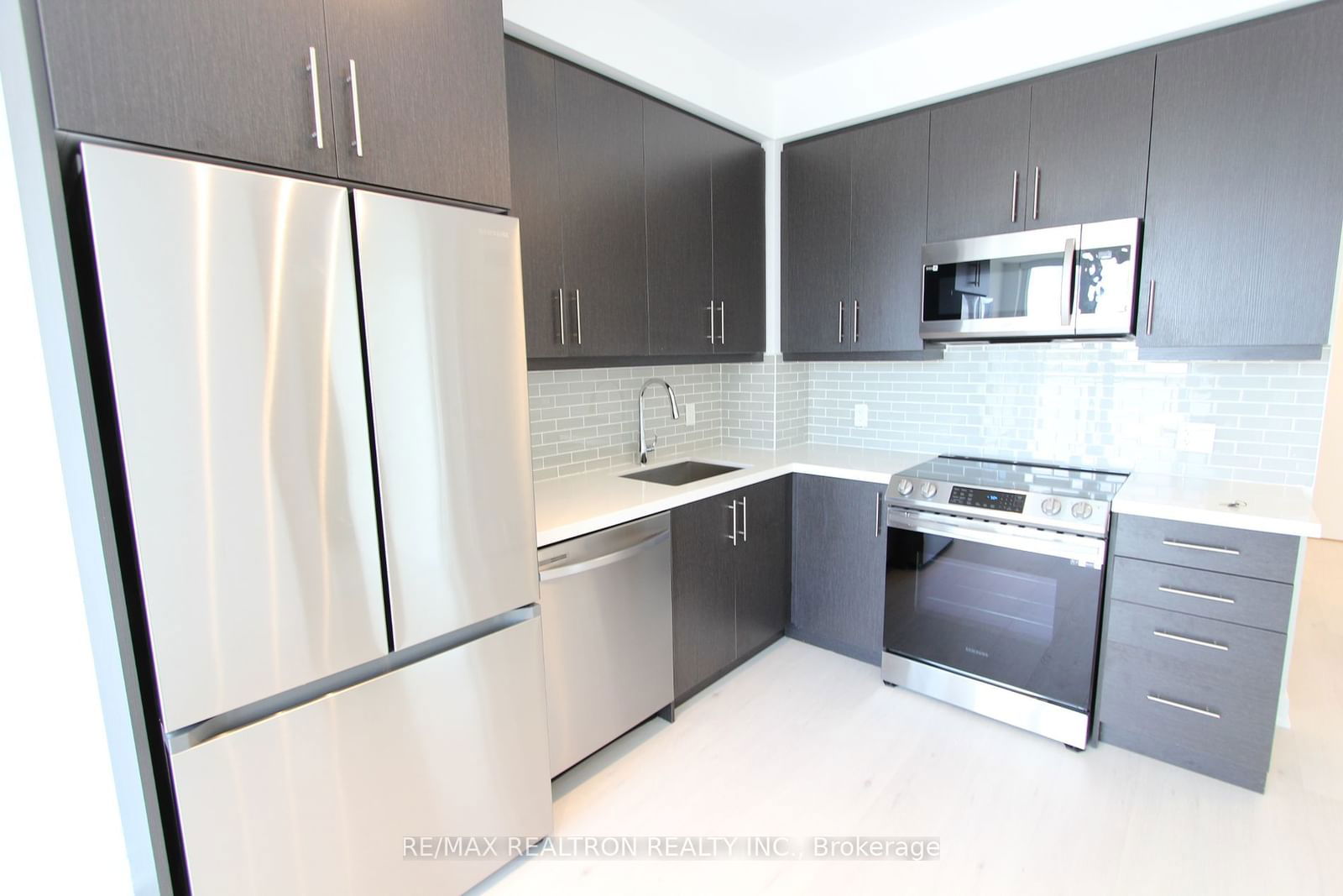 95 Oneida Cres, unit 801 for rent