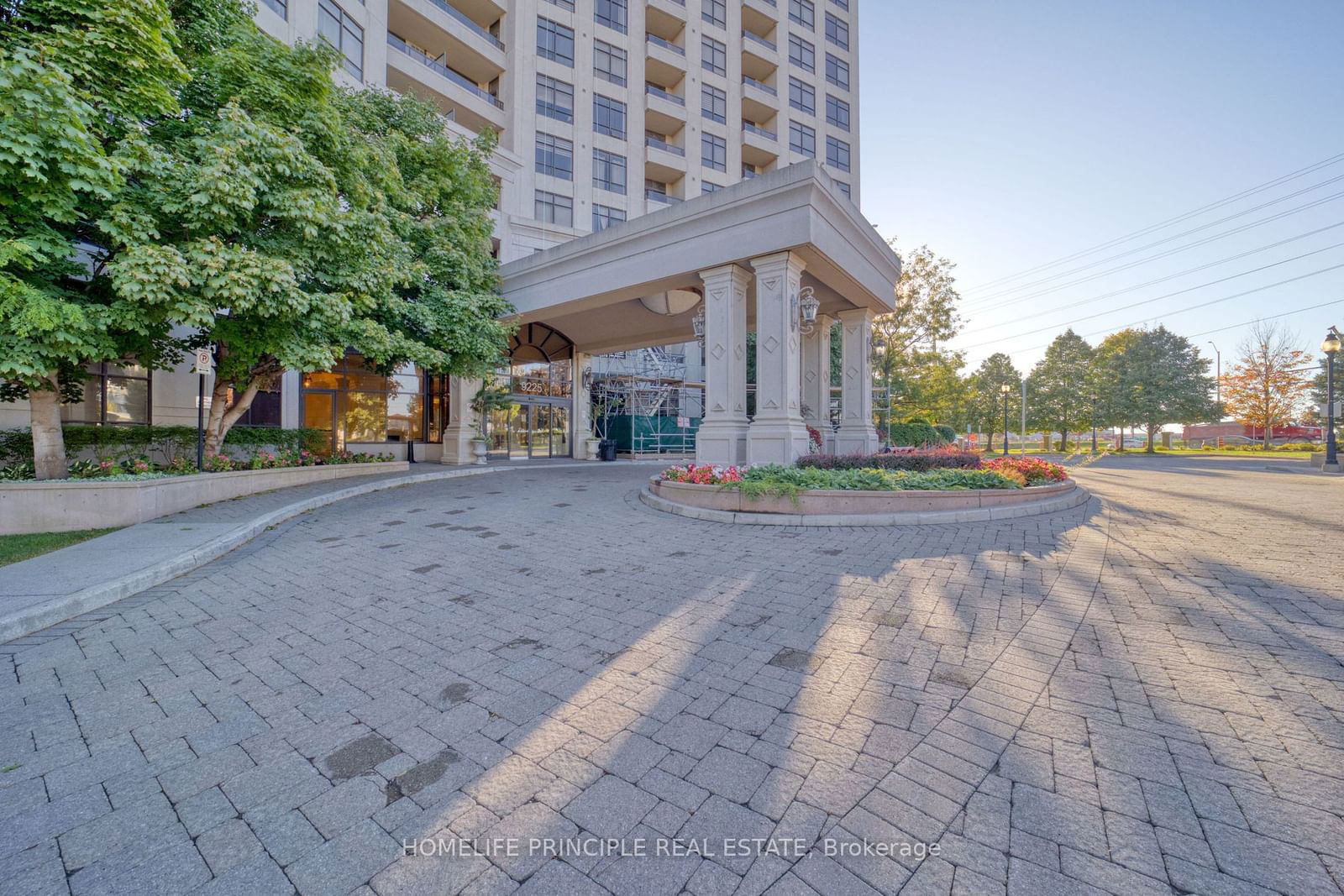 9225 Jane St, unit 906 for rent