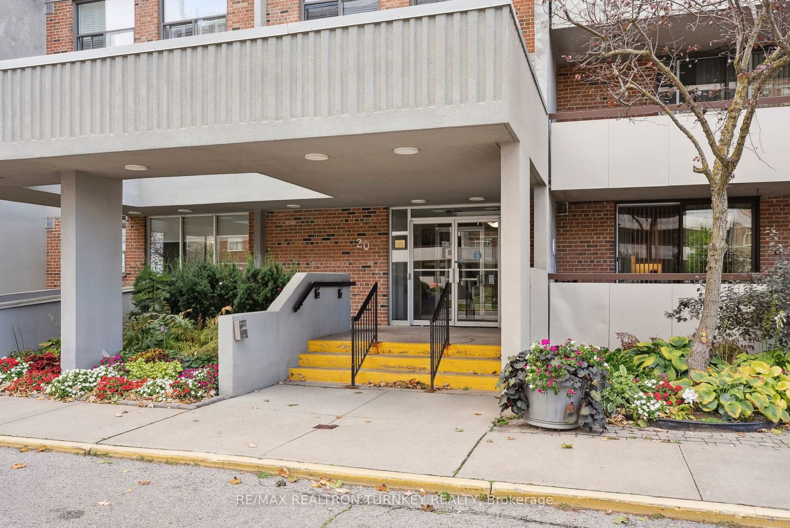 20 William Roe Blvd, unit 901 for sale