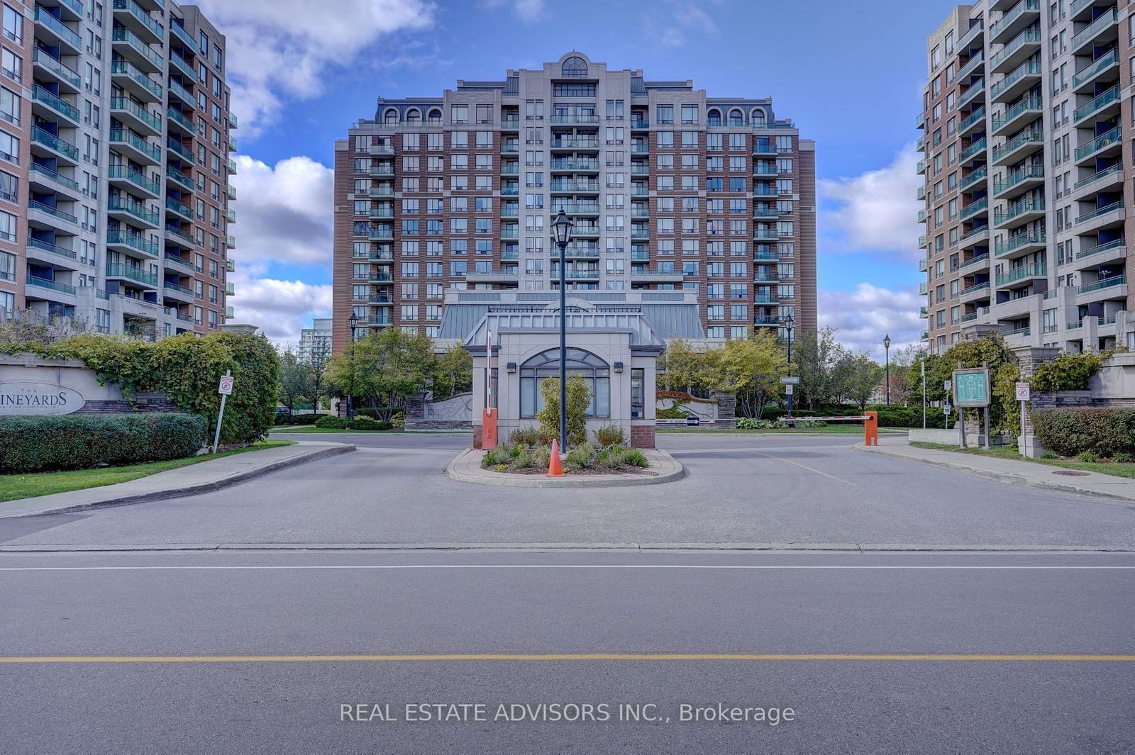 310 Red Maple Rd, unit LPH 11 for sale