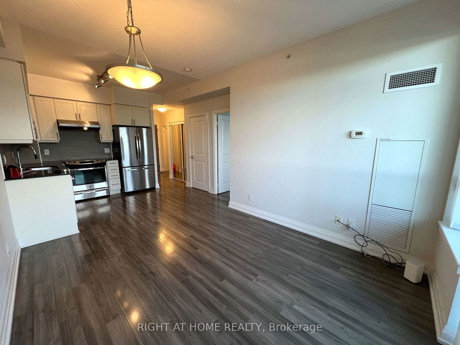 7165 Yonge St, unit 705 for rent