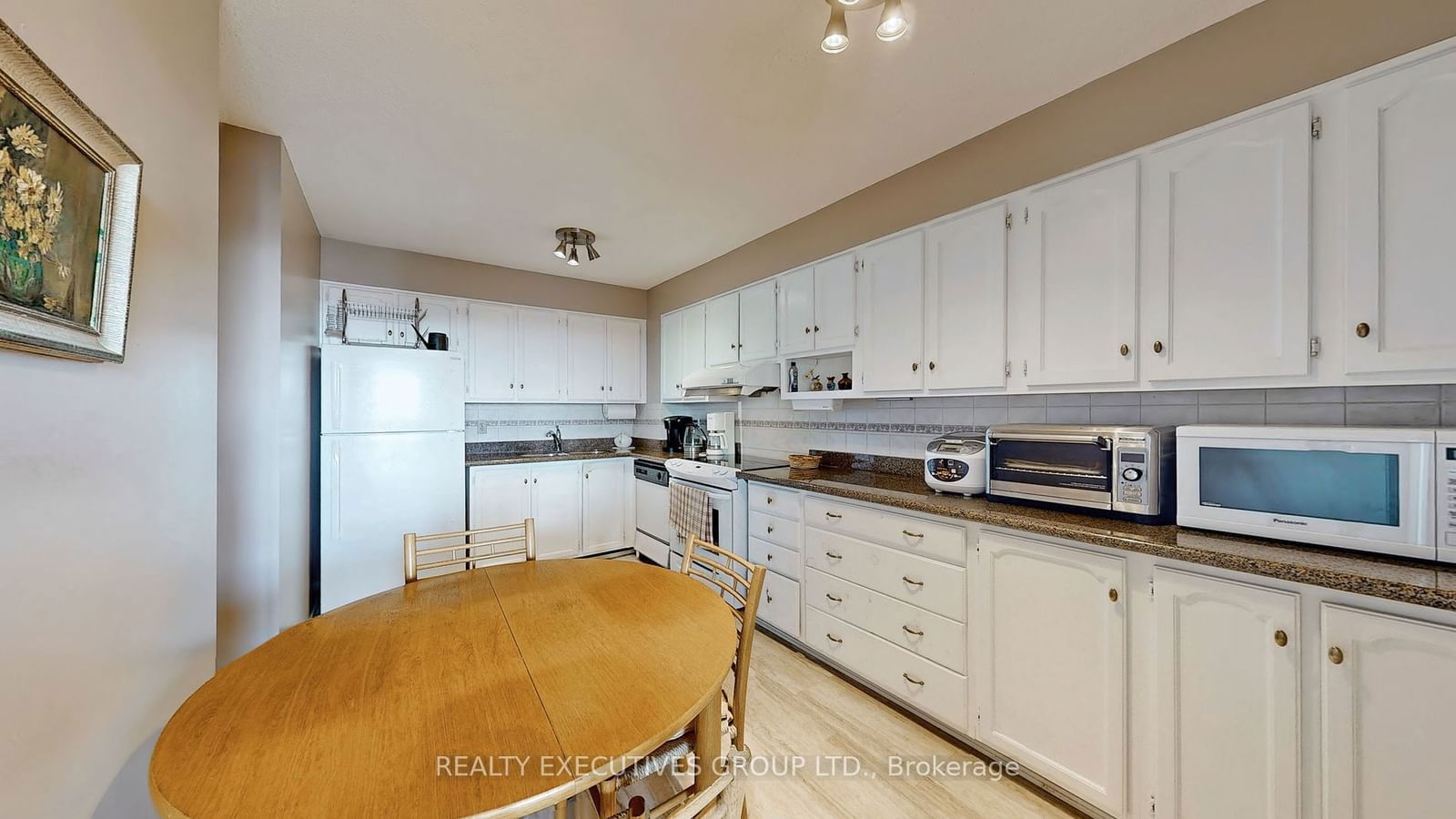 8111 Yonge St, unit 1502 for sale