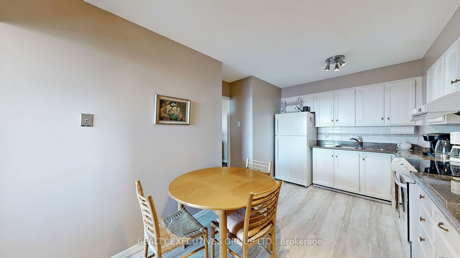 8111 Yonge St, unit 1502 for sale