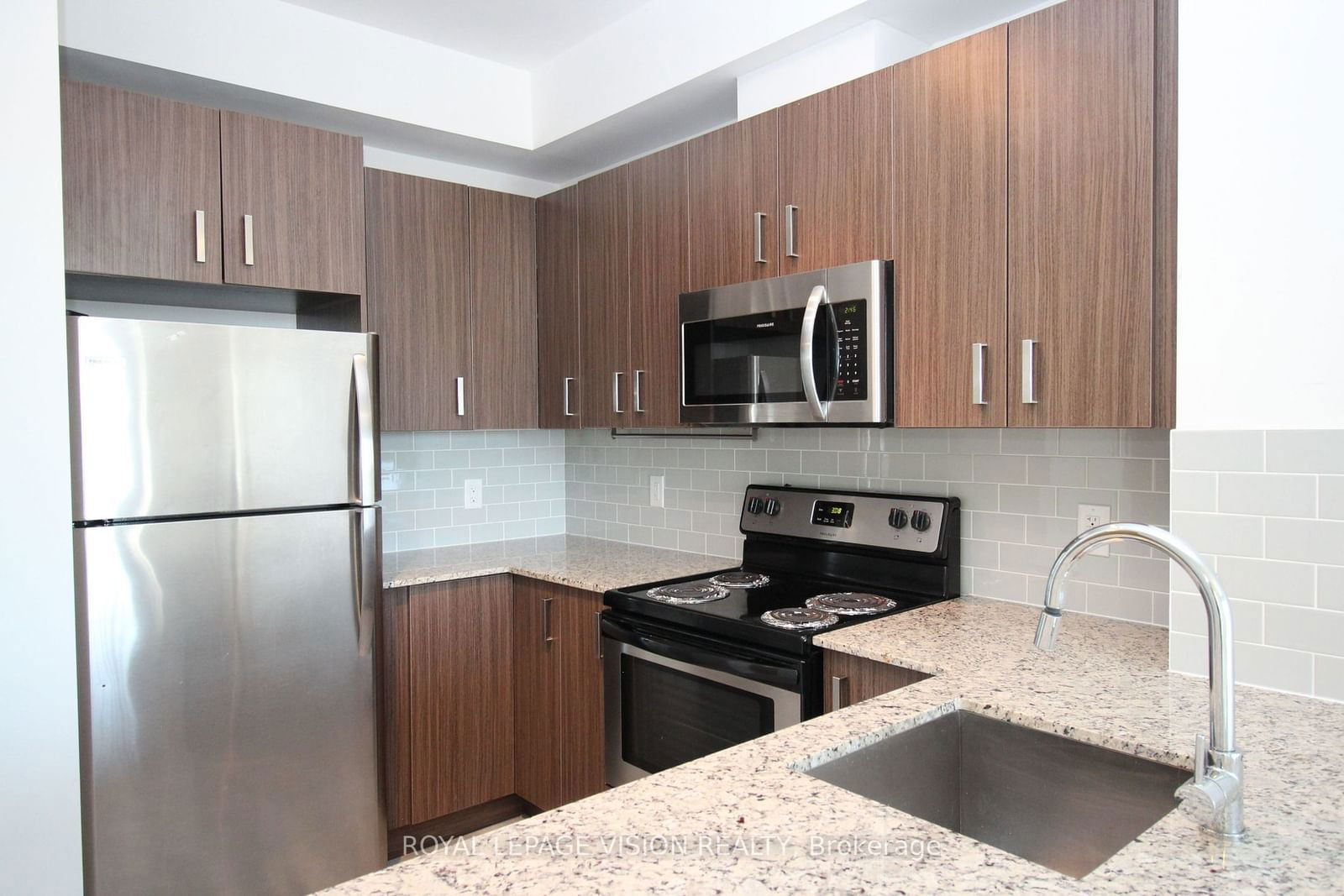 11611 Yonge St, unit 302 for rent