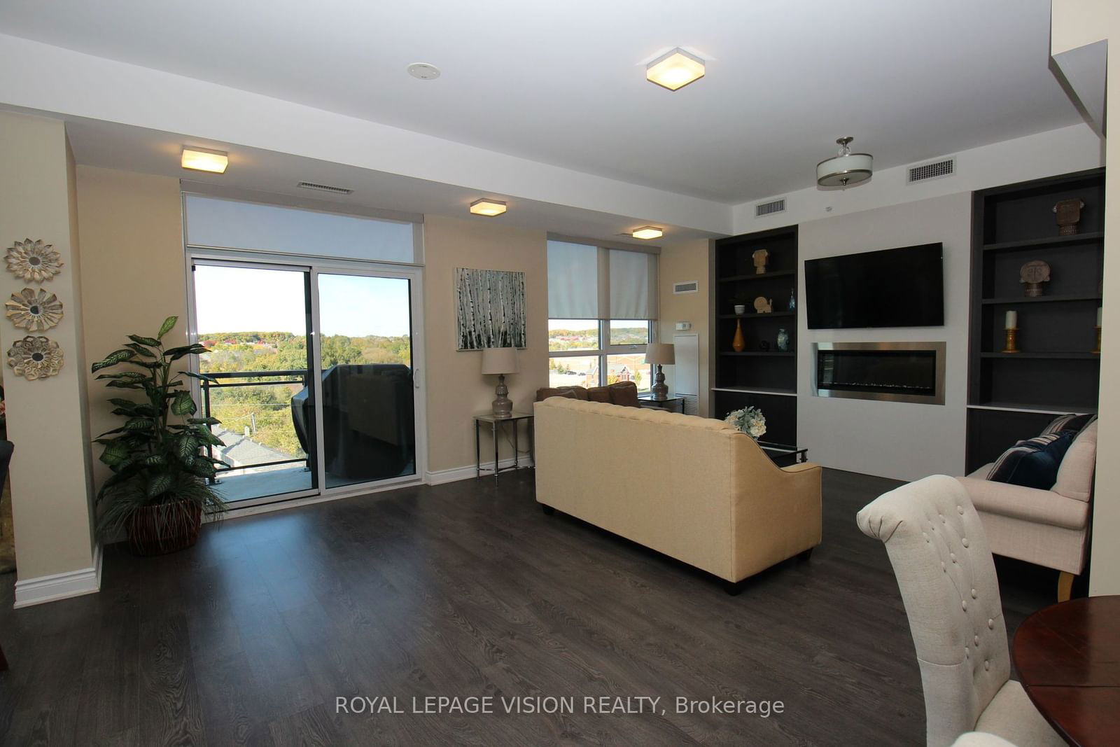 11611 Yonge St, unit 302 for rent