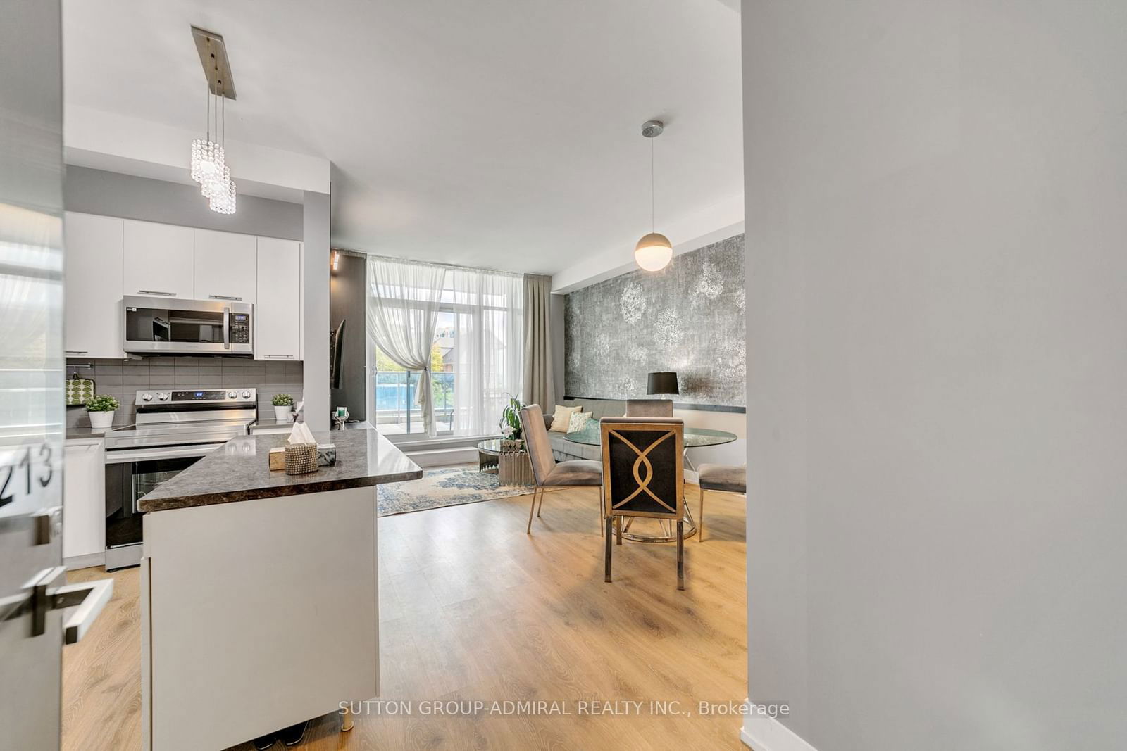 9471 Yonge St, unit 213 for sale