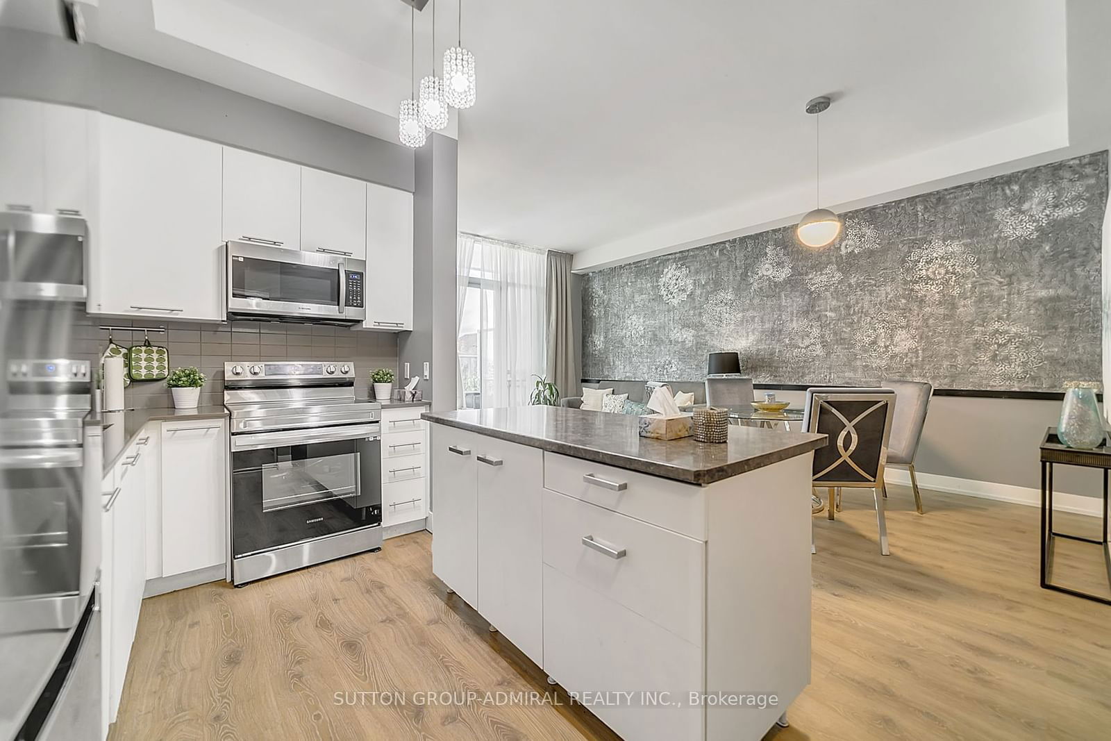 9471 Yonge St, unit 213 for sale