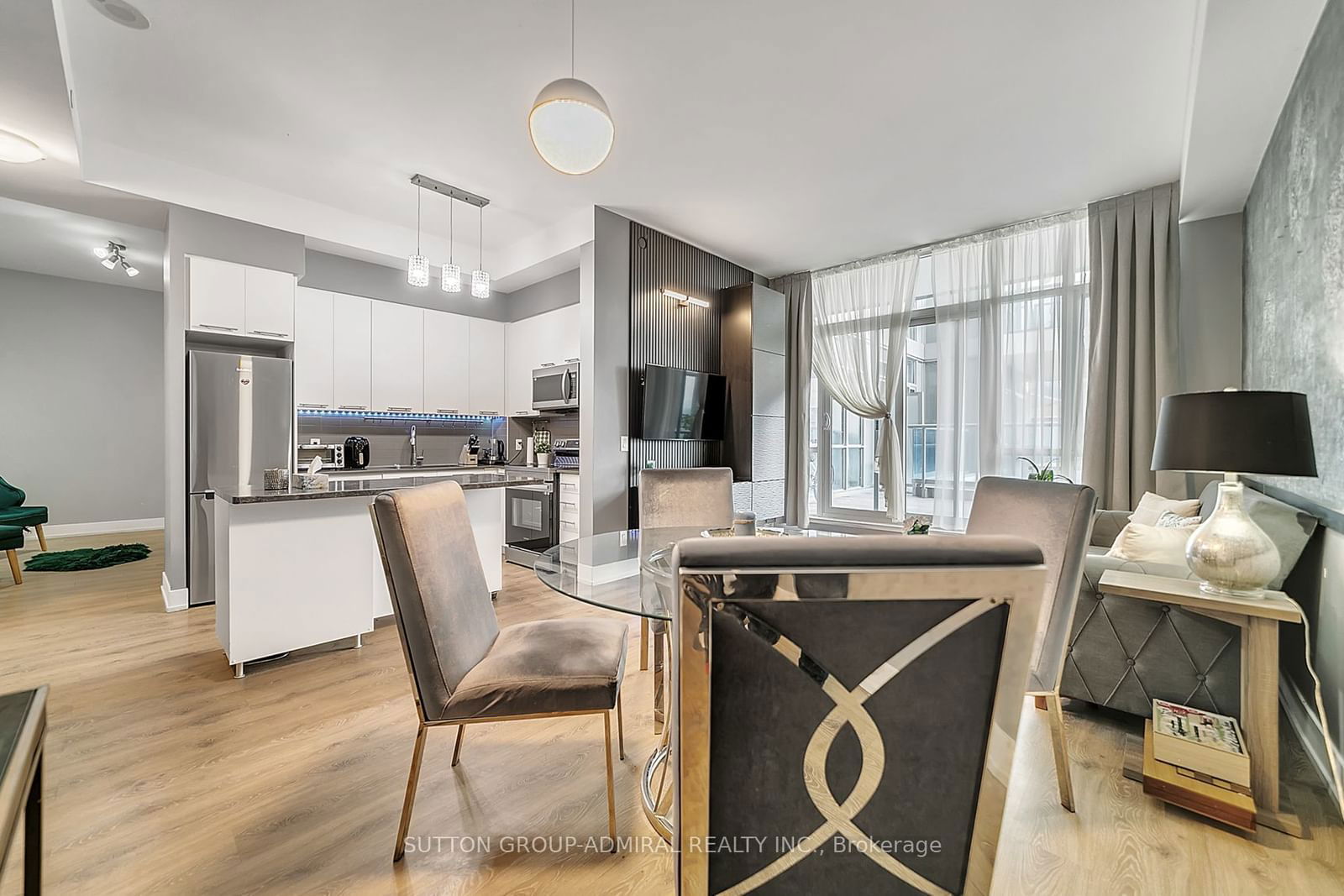 9471 Yonge St, unit 213 for sale