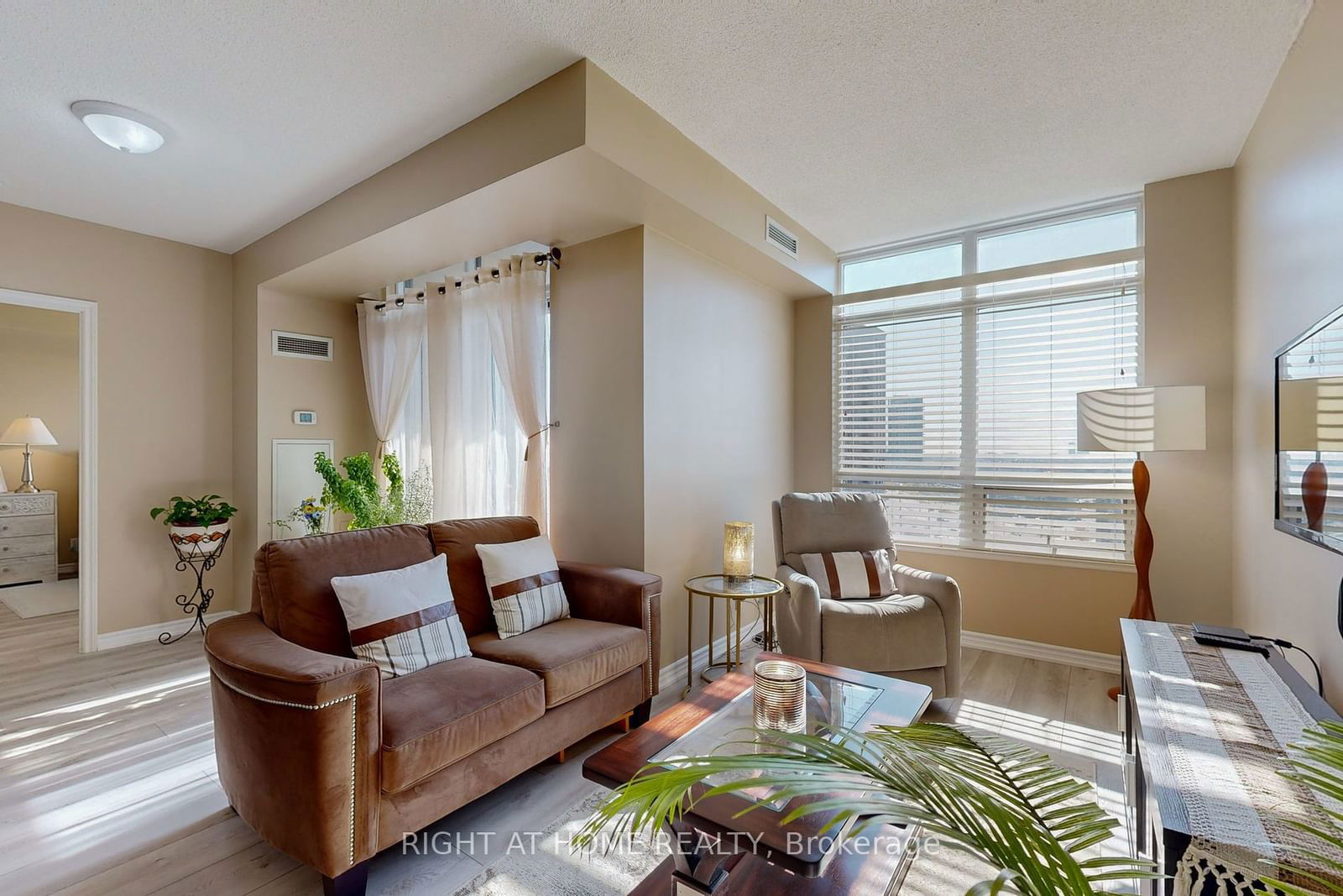 9235 Jane St, unit 1009 for sale