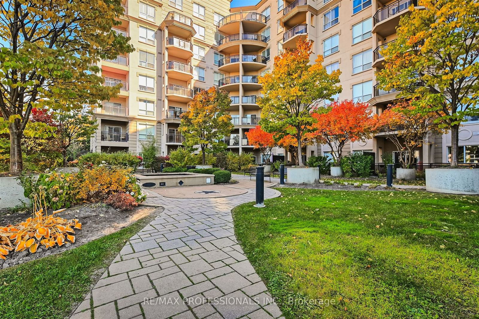 8 Maison Parc Crt, unit 217 for sale