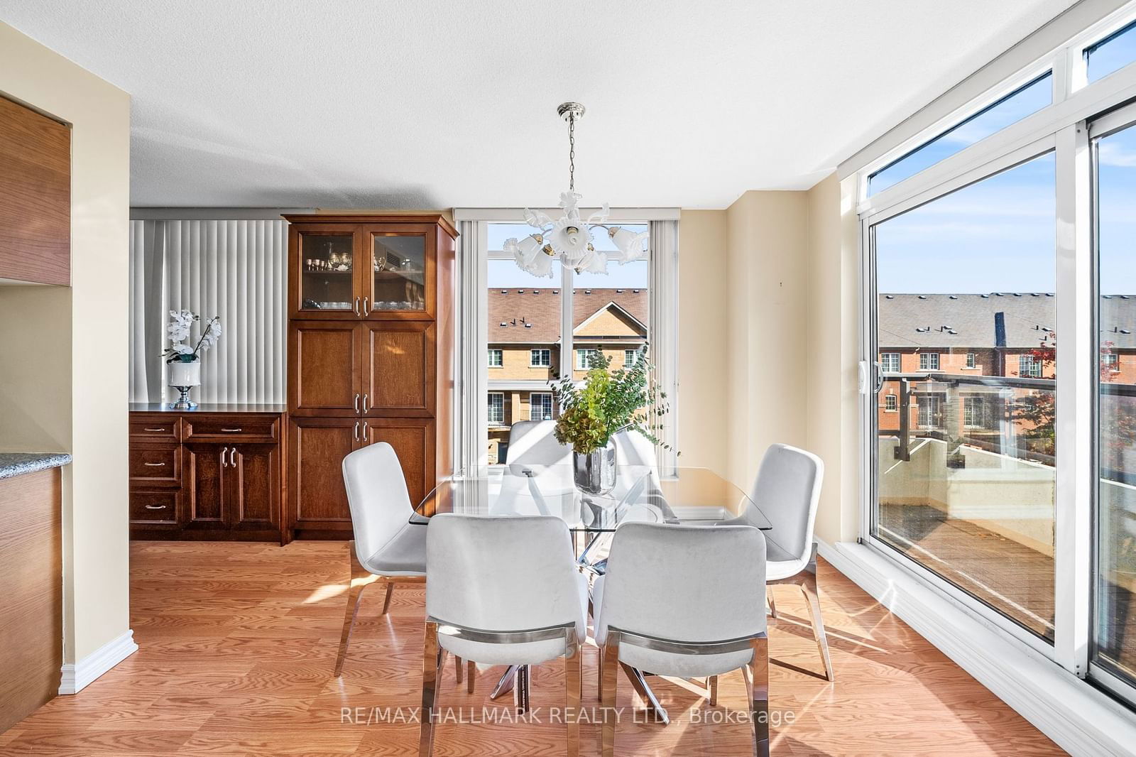 18 Harding Blvd, unit 308 for sale