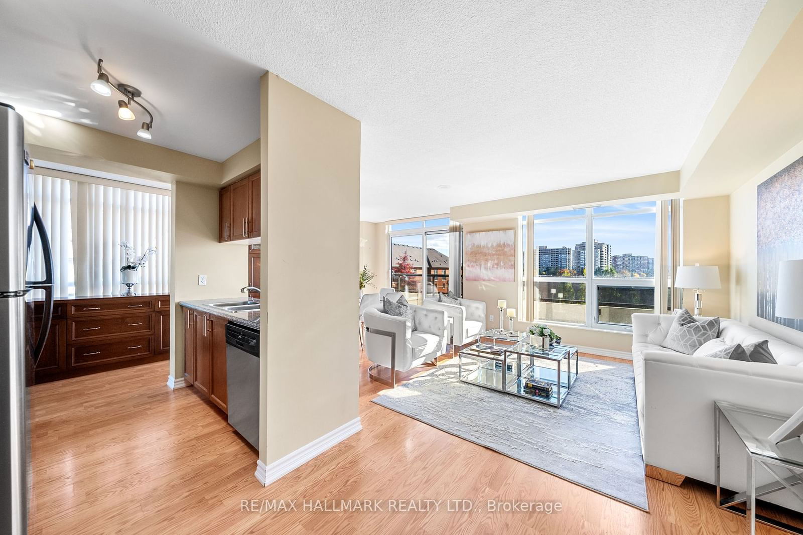 18 Harding Blvd, unit 308 for sale