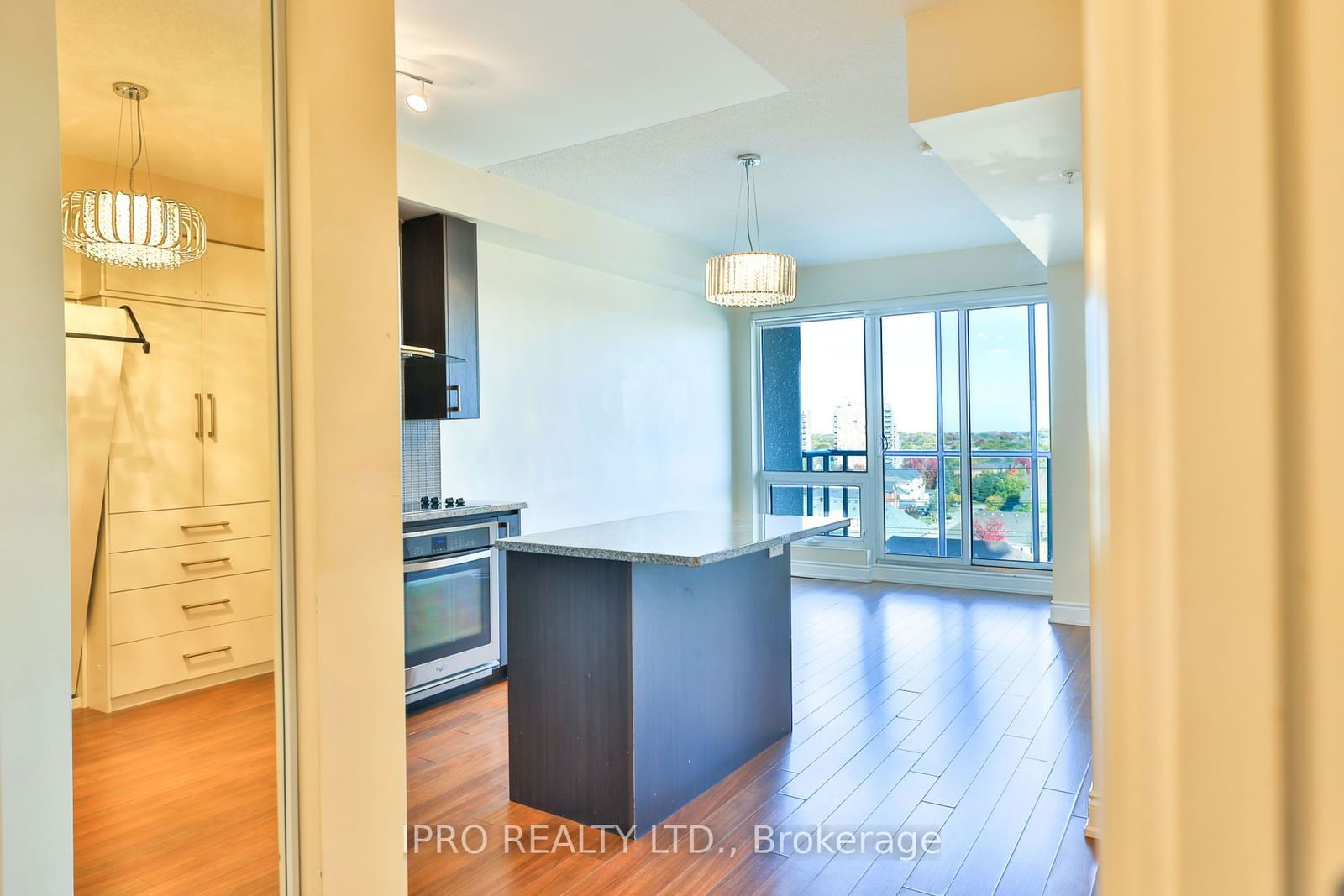 9088 Yonge St, unit 806 for sale