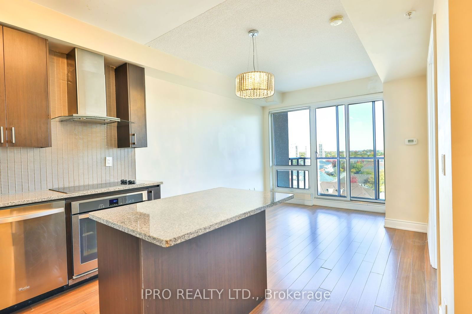 9088 Yonge St, unit 806 for sale