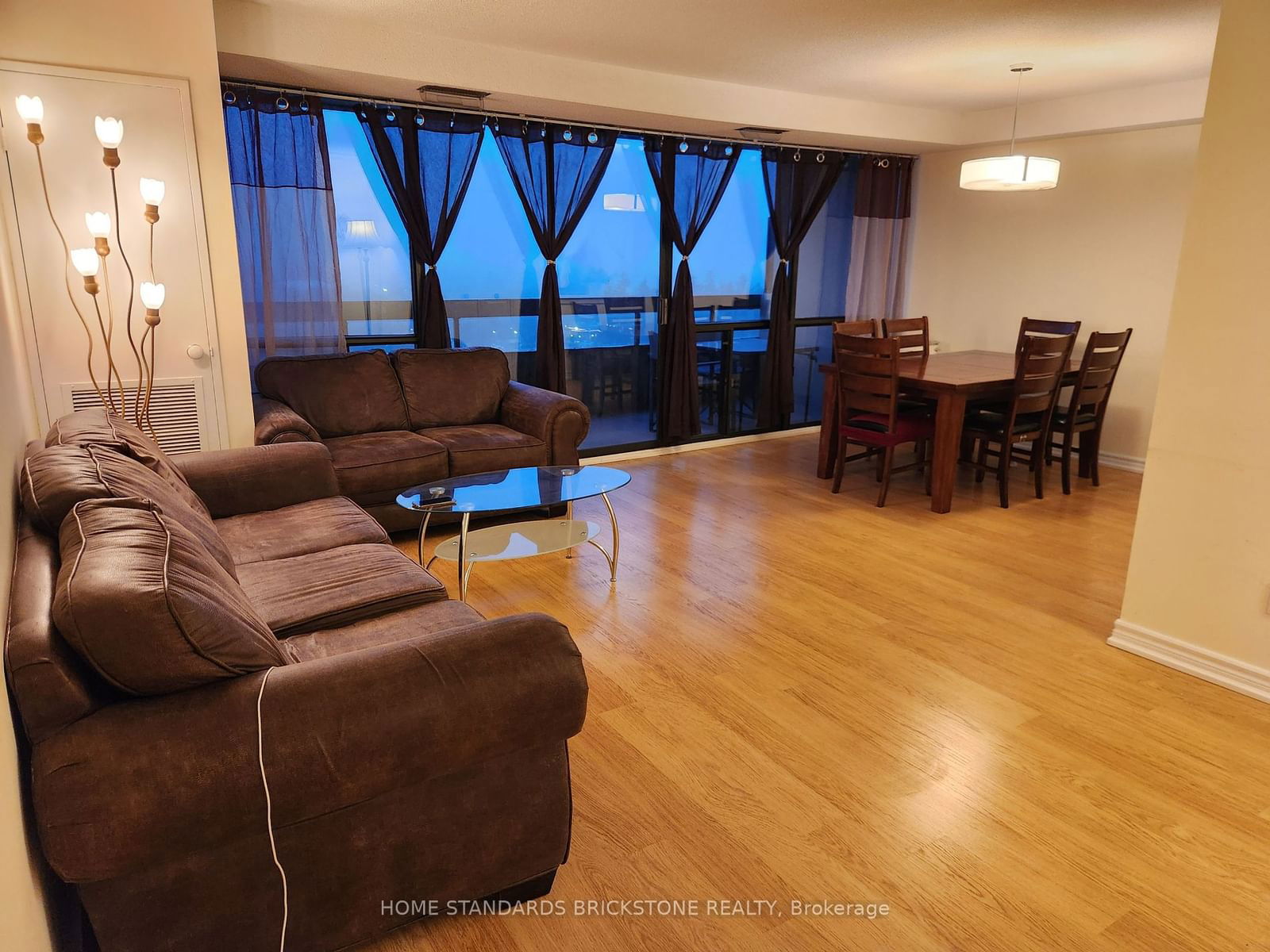 8111 Yonge St, unit 1401 for rent