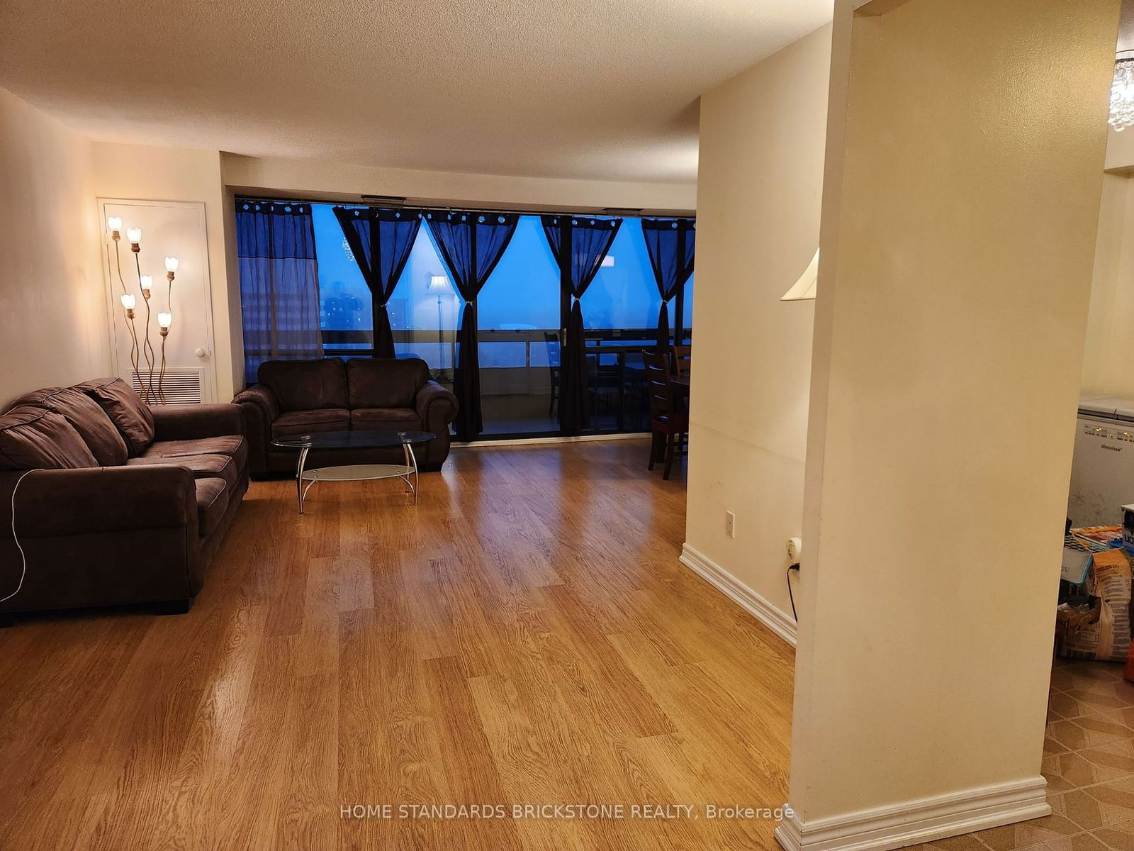 8111 Yonge St, unit 1401 for rent