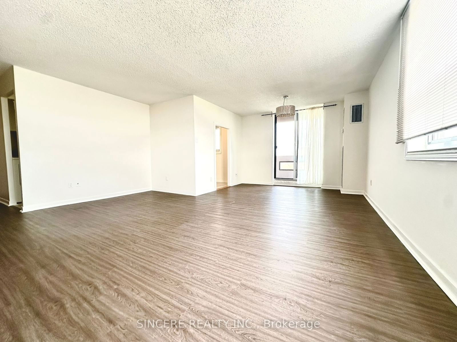 7451 Yonge St, unit 803 for rent