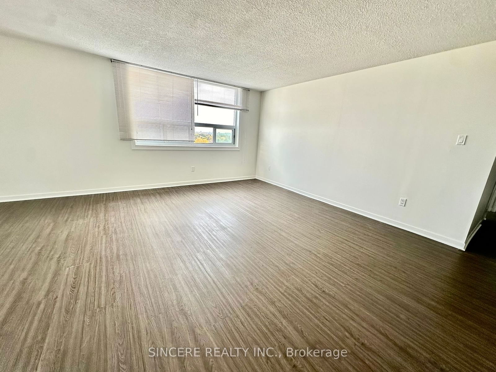 7451 Yonge St, unit 803 for rent