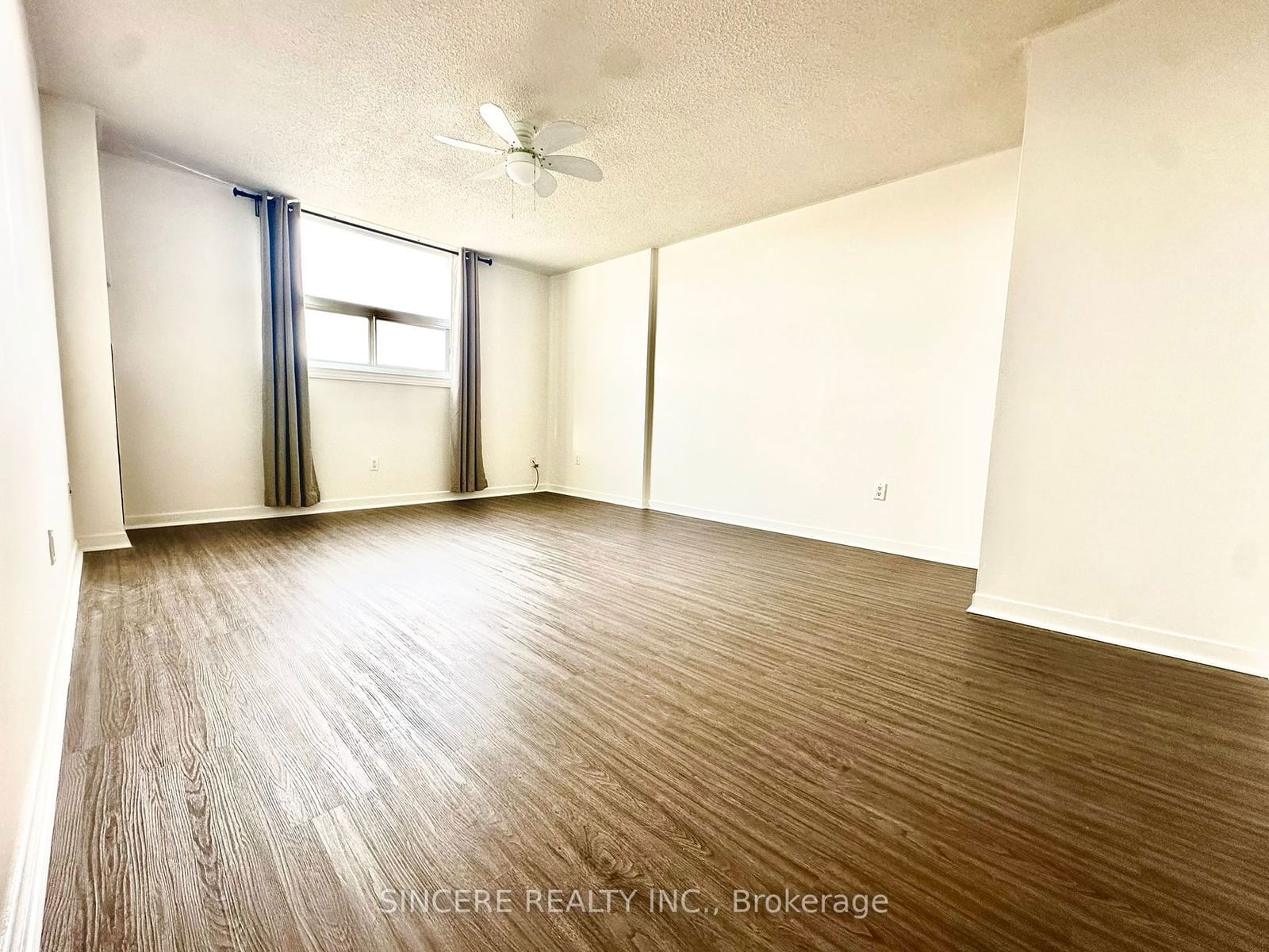 7451 Yonge St, unit 803 for rent