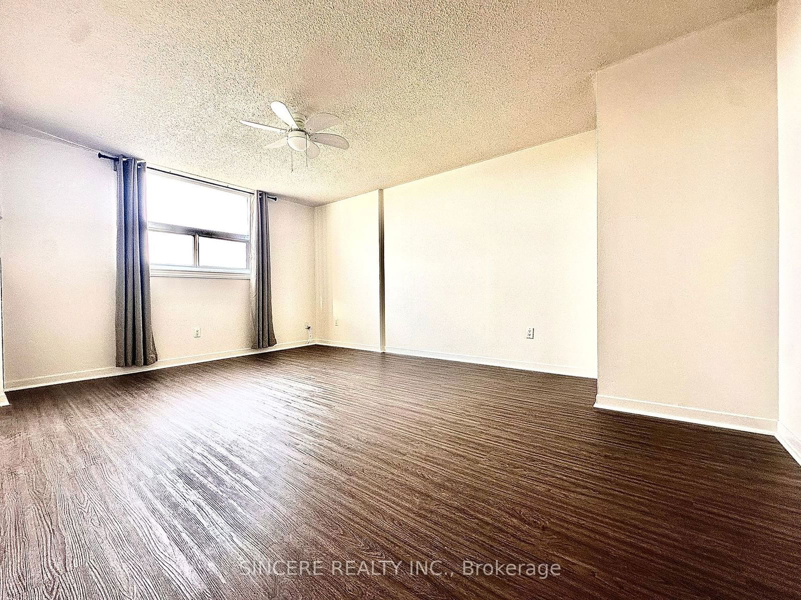 7451 Yonge St, unit 803 for rent