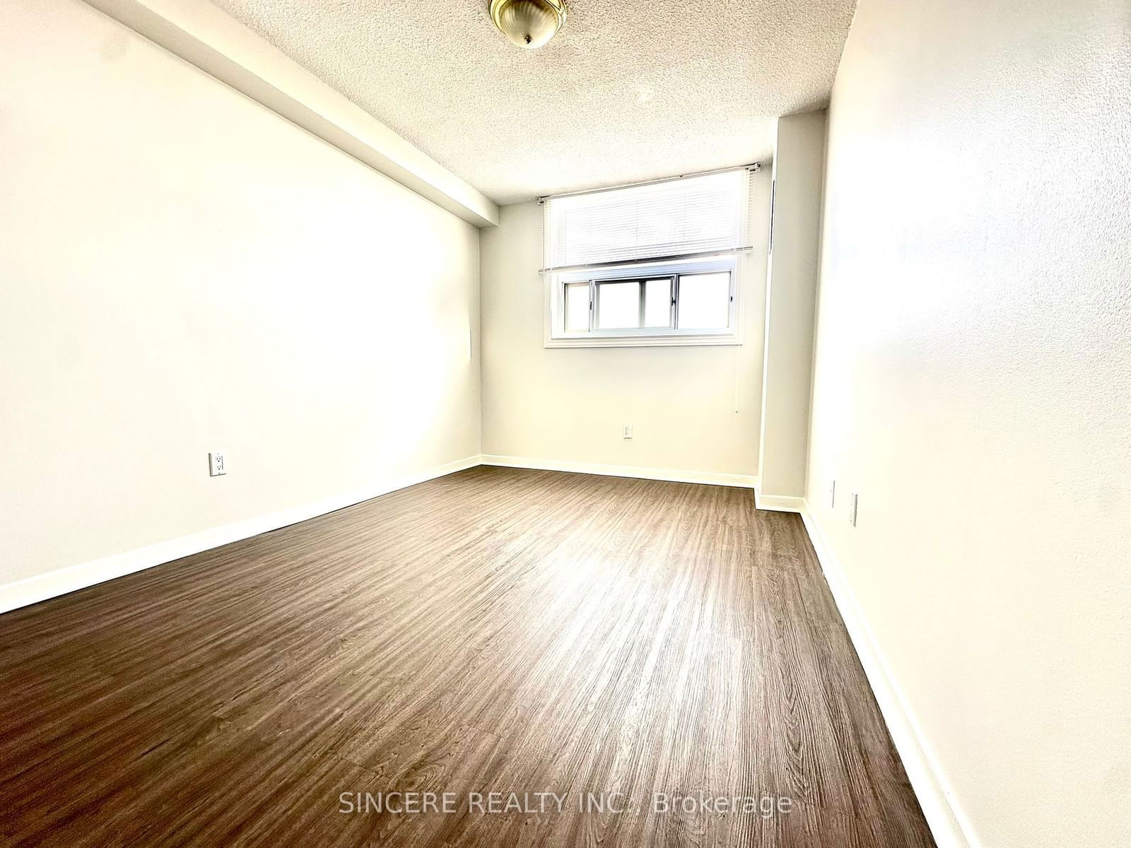 7451 Yonge St, unit 803 for rent