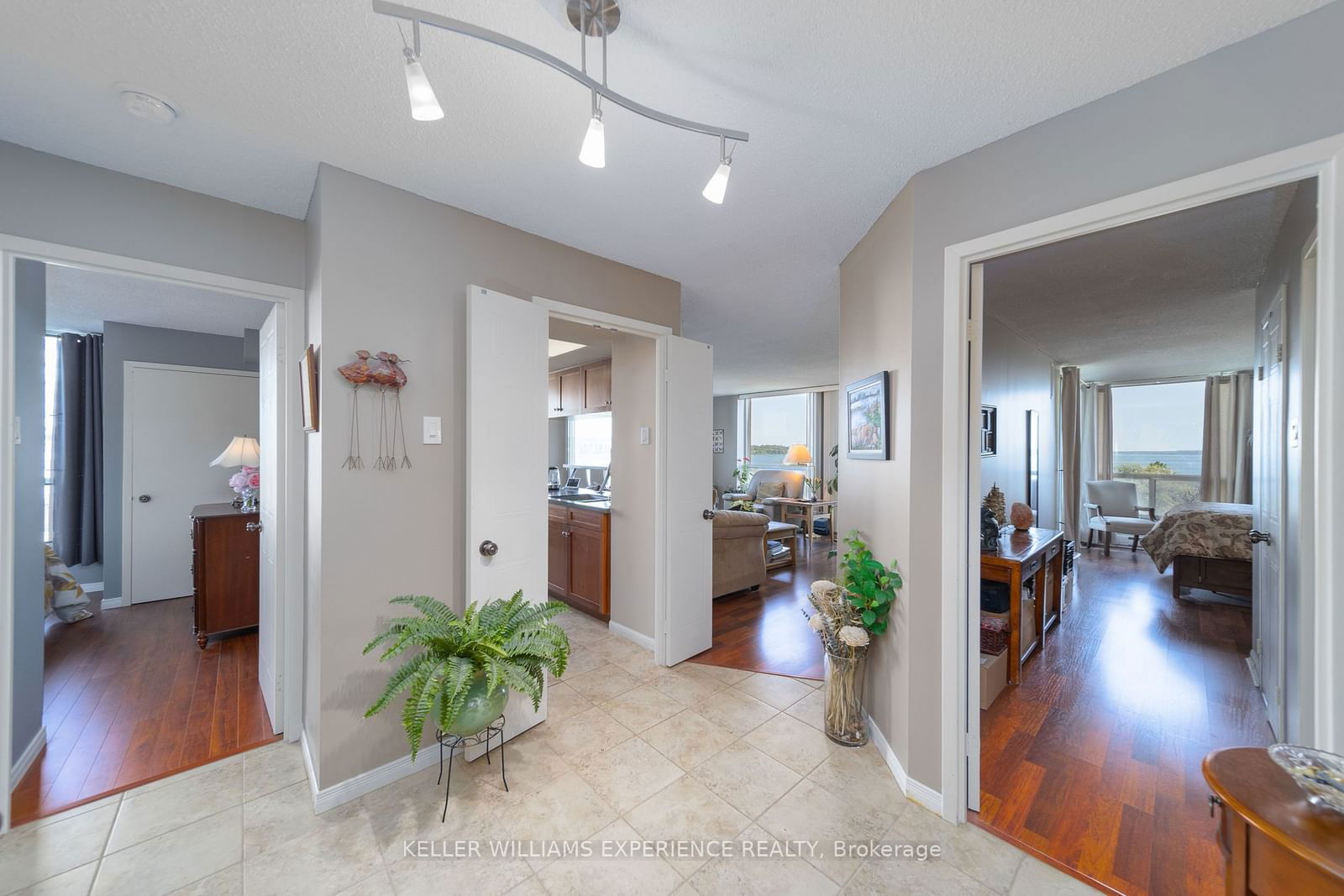 75 Ellen St, unit 709 for sale - image #3