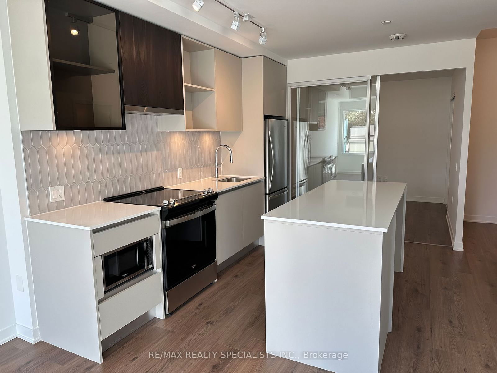 395 Dundas St W, unit 103 for rent