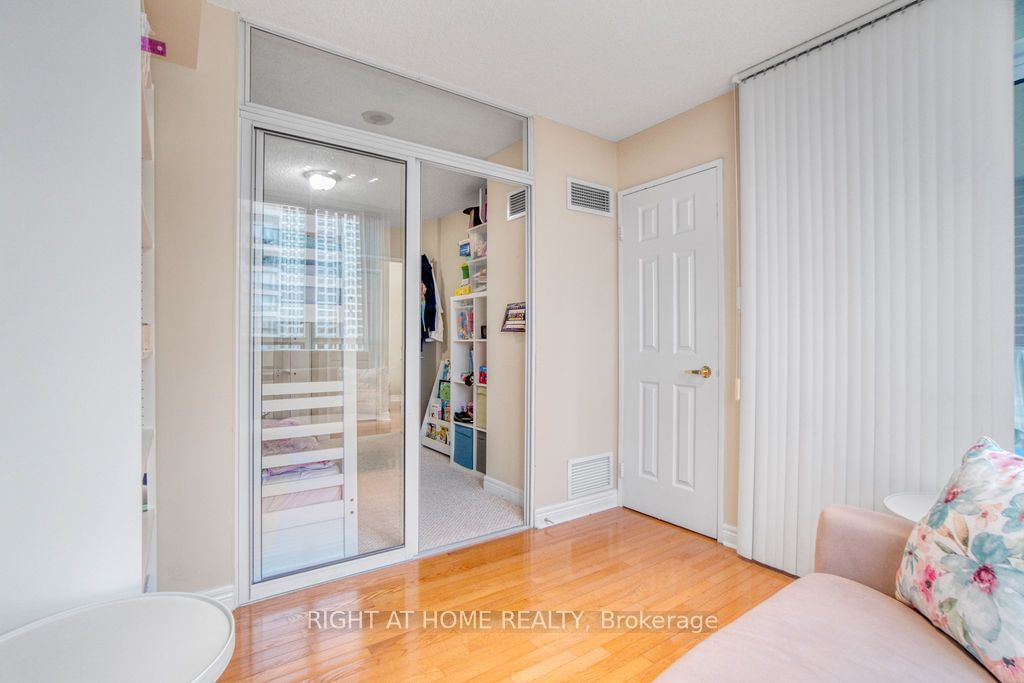 156 Enfield Pl, unit 2107 for sale