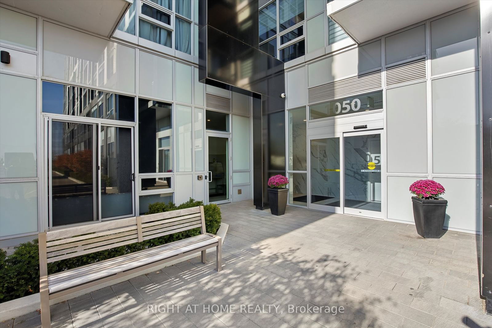 1050 Main St E, unit 422 for sale