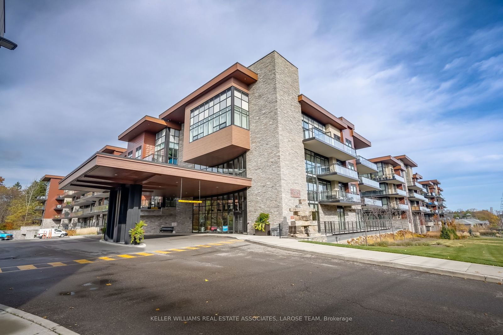 1575 Lakeshore Rd W, unit 221 for sale