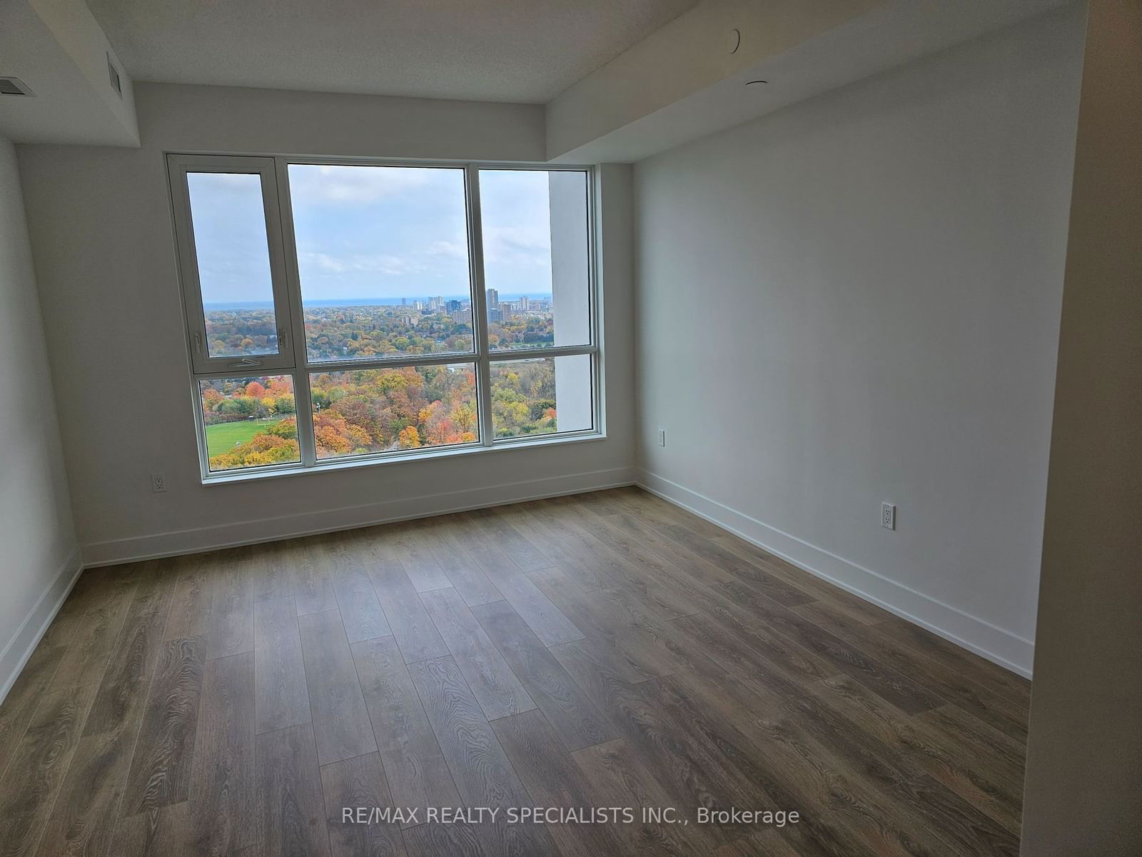 202 Burnhamthorpe Rd E, unit 1907 for rent