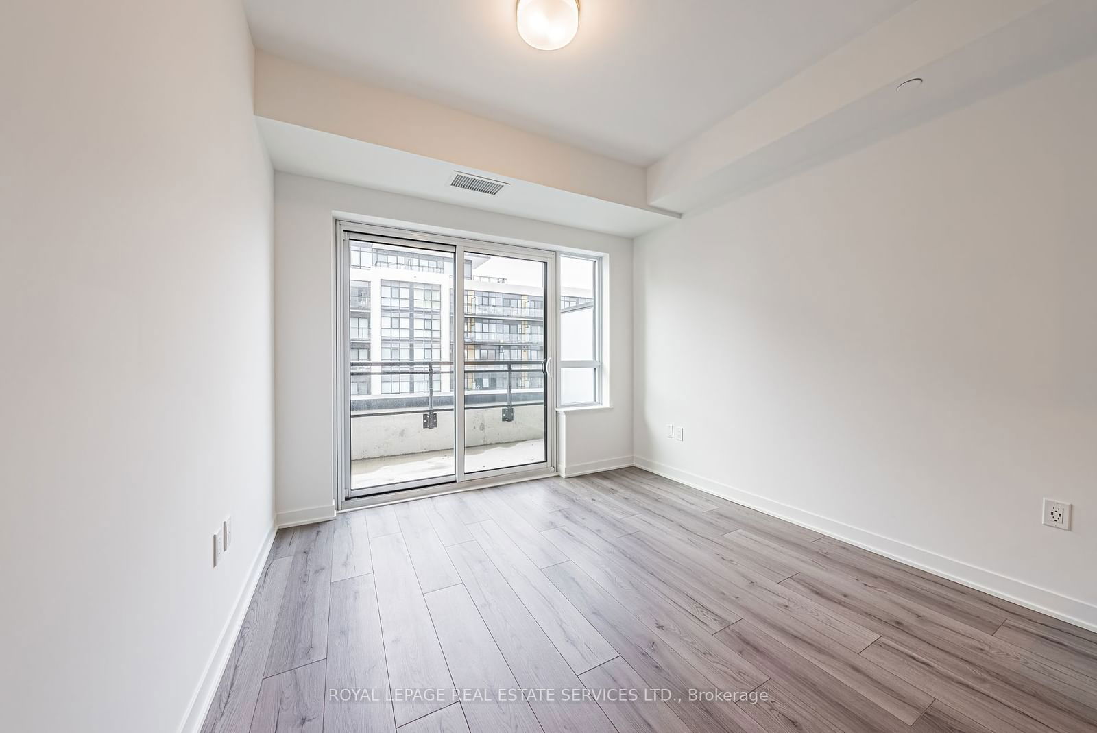 395 Dundas St W, unit 623 for rent