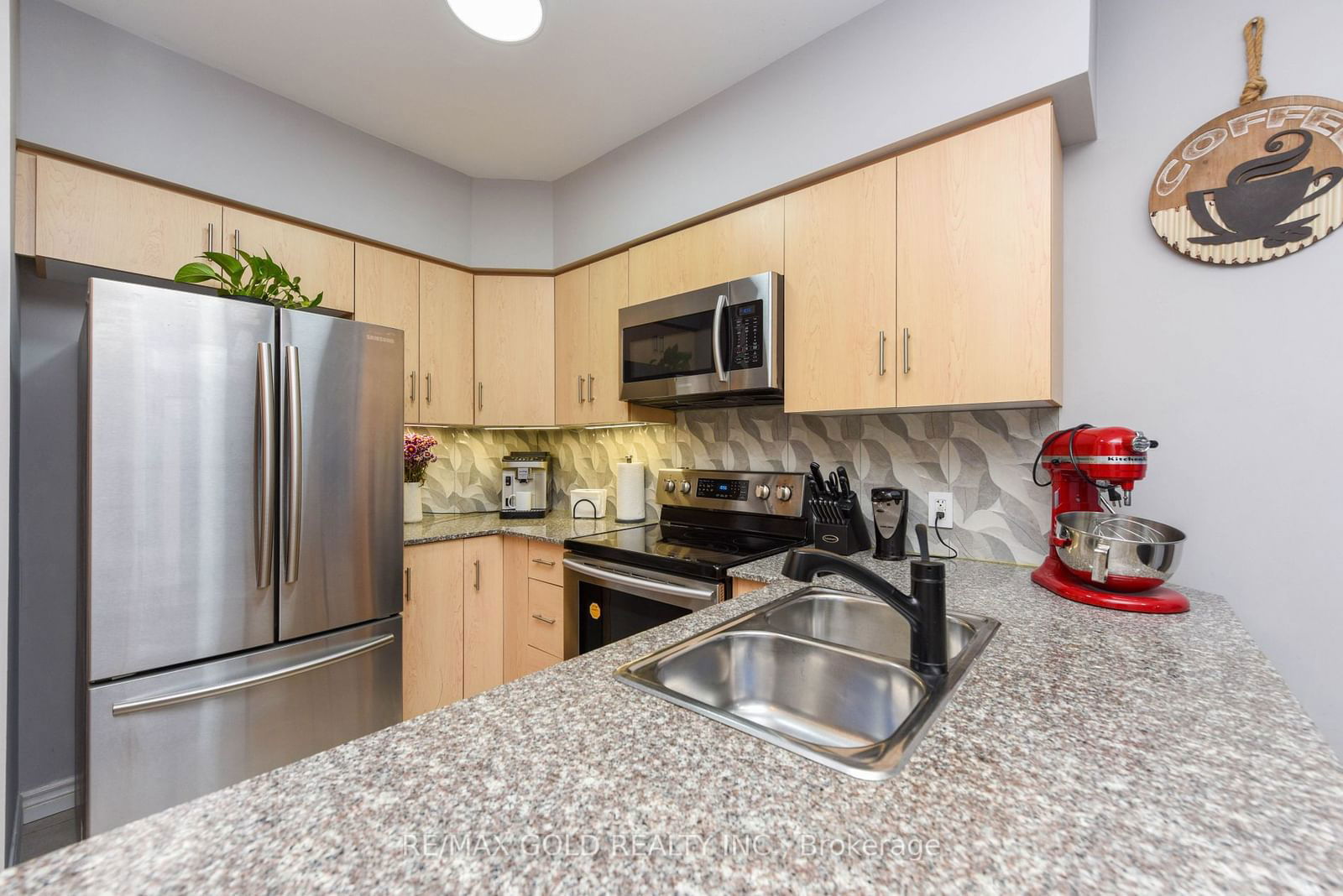 7405 Goreway Dr, unit 112 for sale