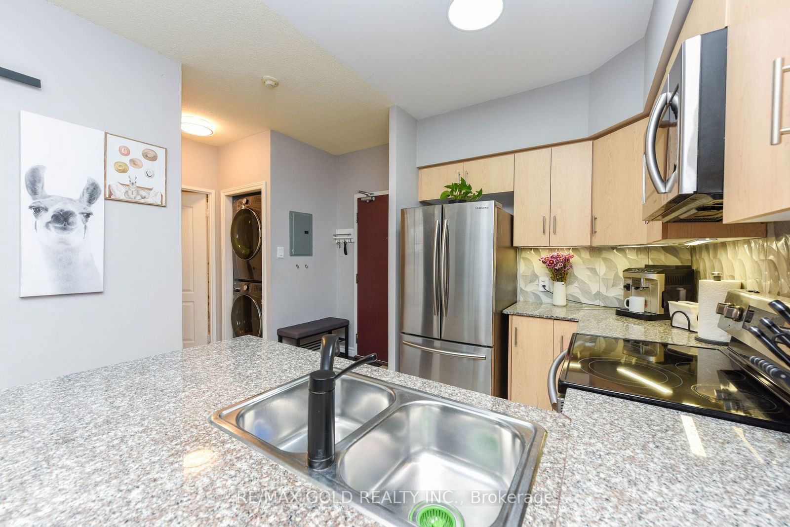 7405 Goreway Dr, unit 112 for sale