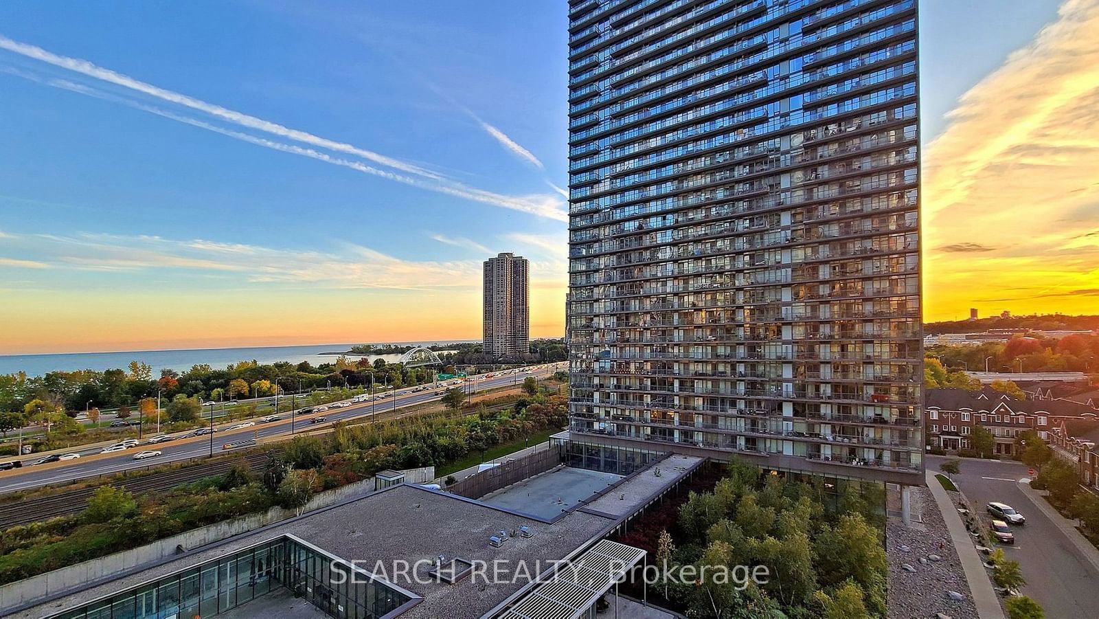 103 The Queensway Ave, unit 913 for sale