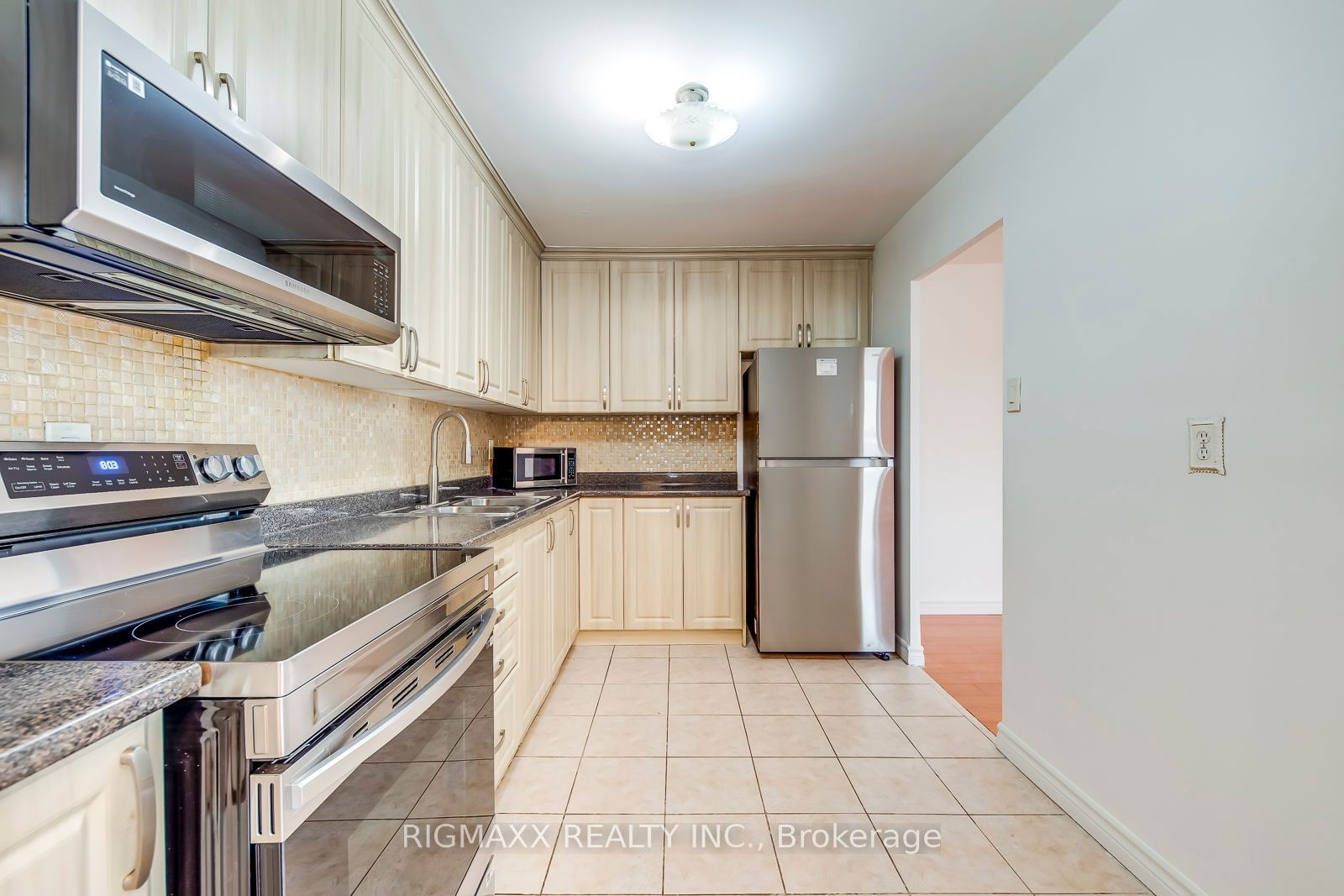 1660 Bloor St E, unit 801 for rent