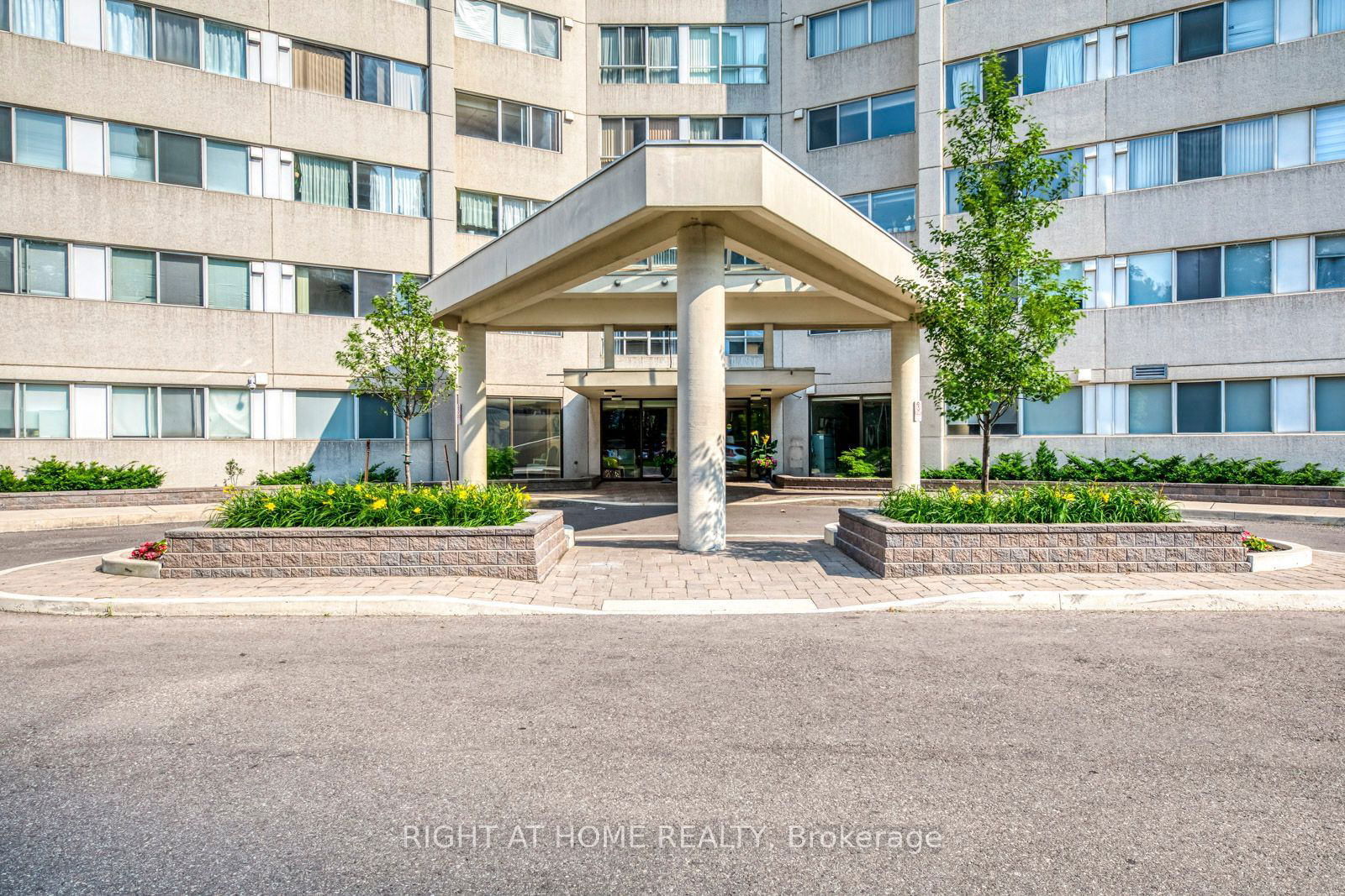 3700 Kaneff Cres, unit 1010 for sale