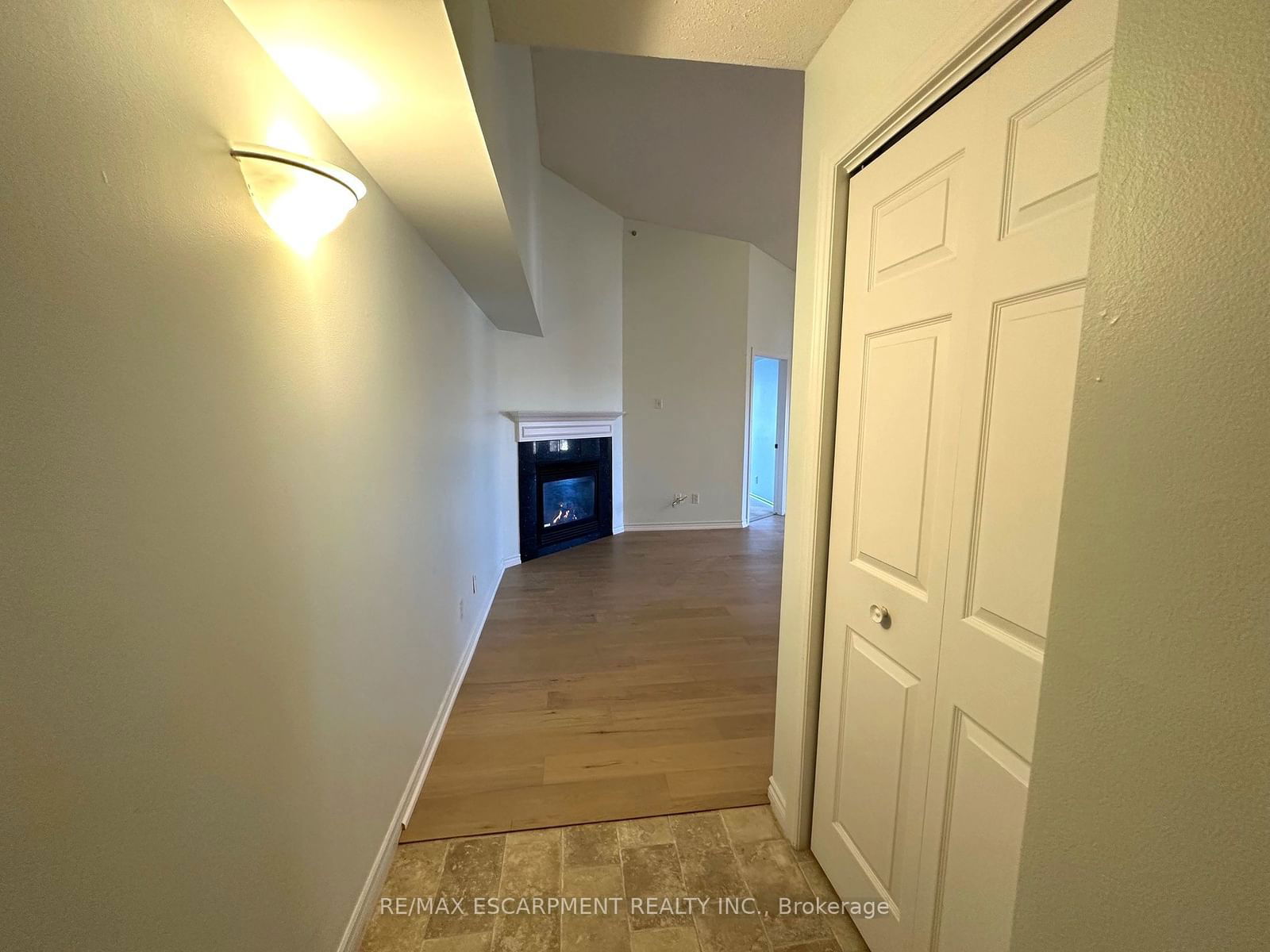 2055 Appleby Line, unit 401 for rent