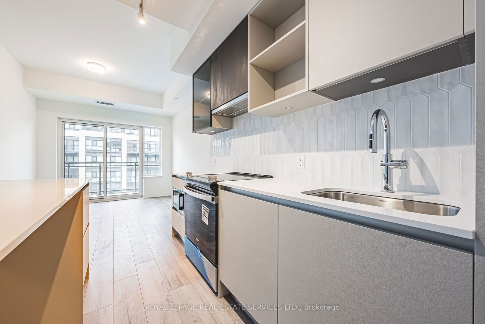 395 Dundas St W, unit 721 for rent