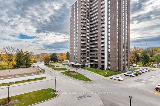 1535 Lakeshore Rd E, unit 403 for sale