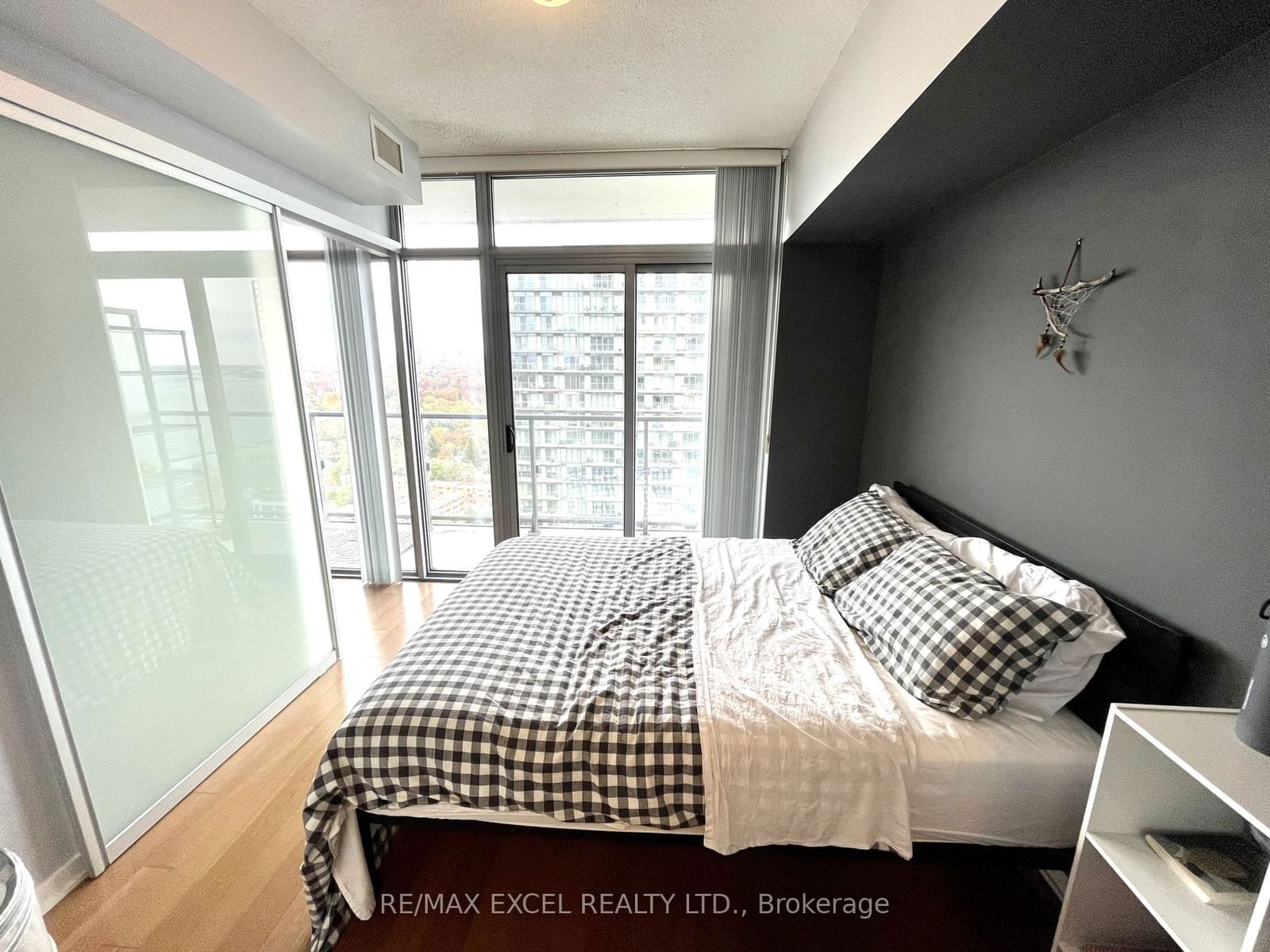 105 The Queensway Ave, unit 2515 for rent