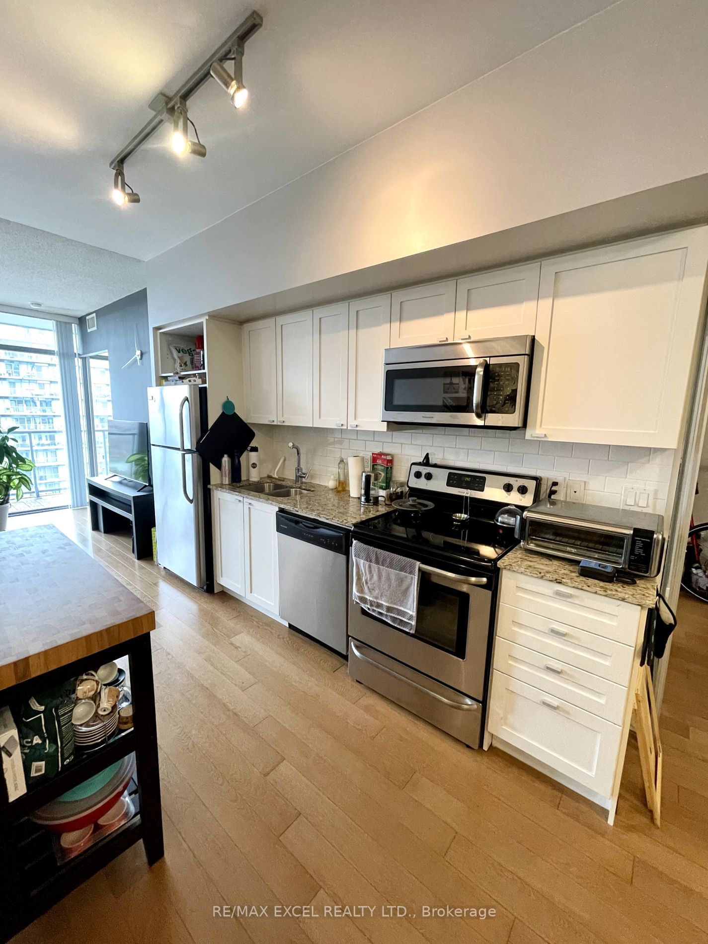 105 The Queensway Ave, unit 2515 for rent